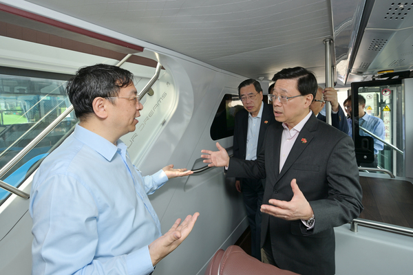李家超：港深是兄弟城市
