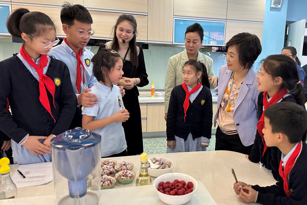 蔡若蓮結束重慶成都訪問