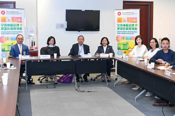 局長向政黨講解完善地區治理方案