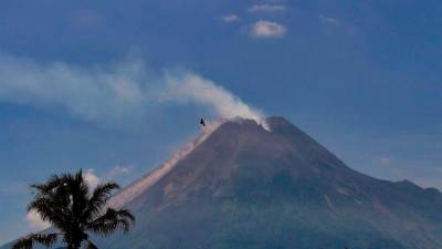 首都附近的墨西哥火山噴出更多火山灰，迫使學校停課
