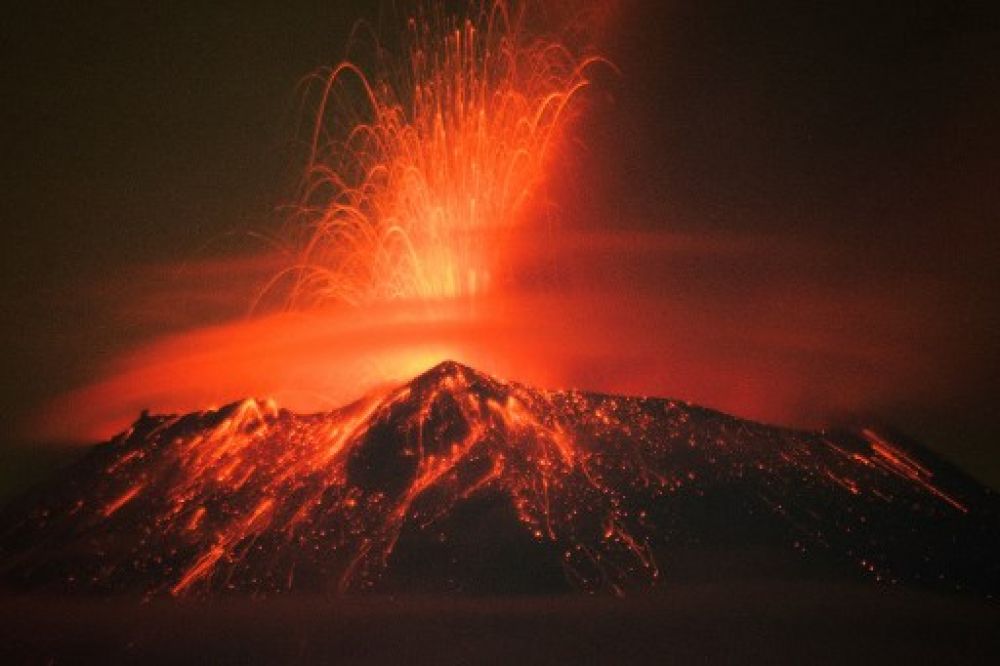 墨西哥提高警戒級別，因為火山噴出煙霧、火山灰和熔岩