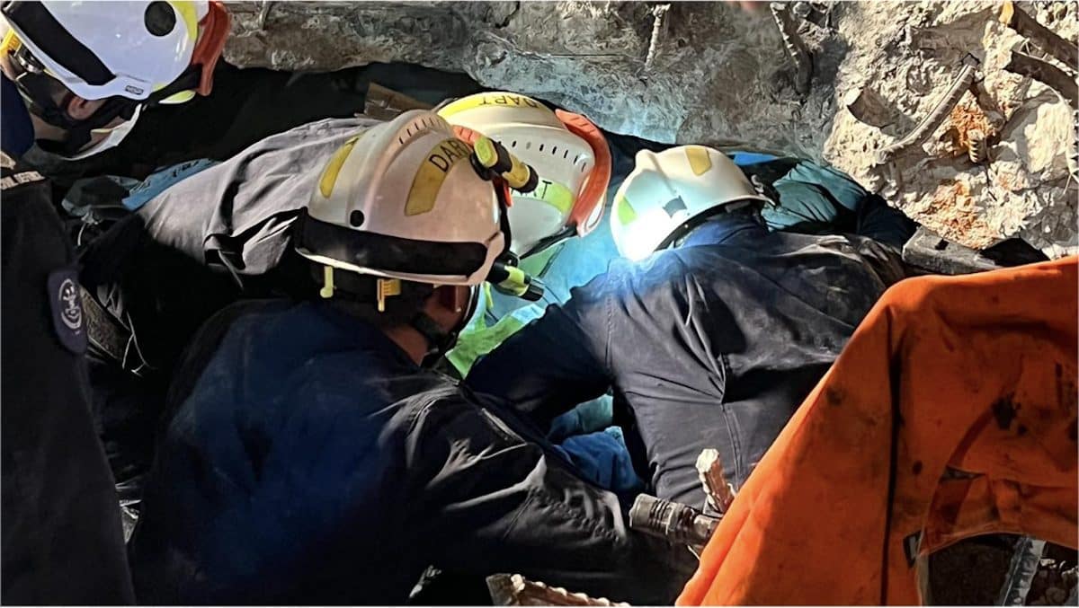 新加坡警方調查“非自然”死亡時，失踪工人在倒塌的建築工地被發現已無生命
