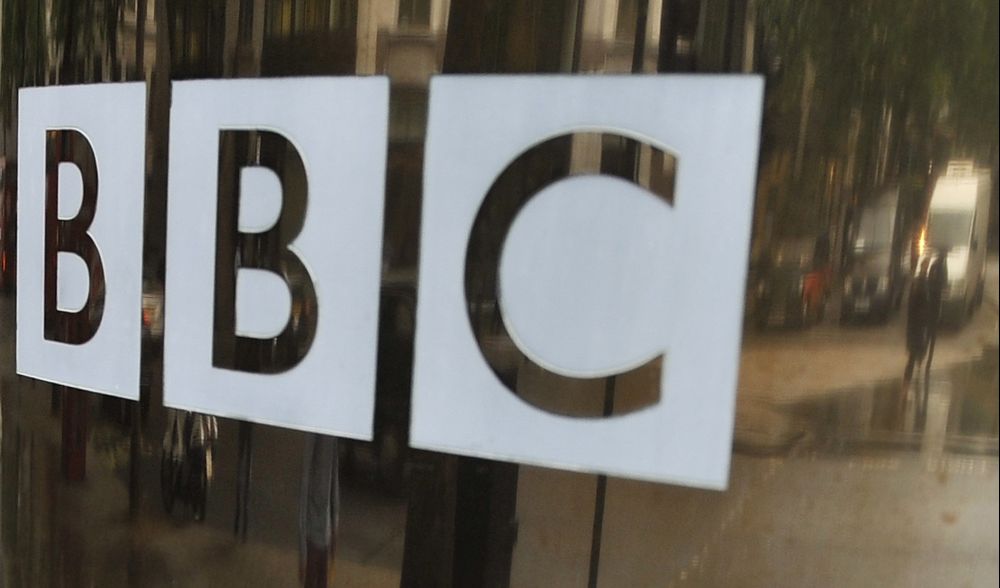 bbc因露骨圖片指控而暫停主持人的職務