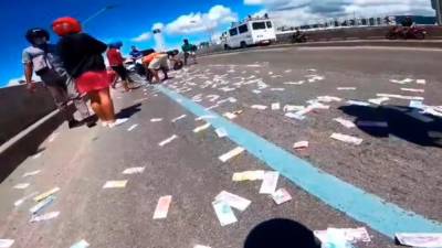 男子在宿務開車時背包裡4萬英鎊飛走-司機停下來領取現金