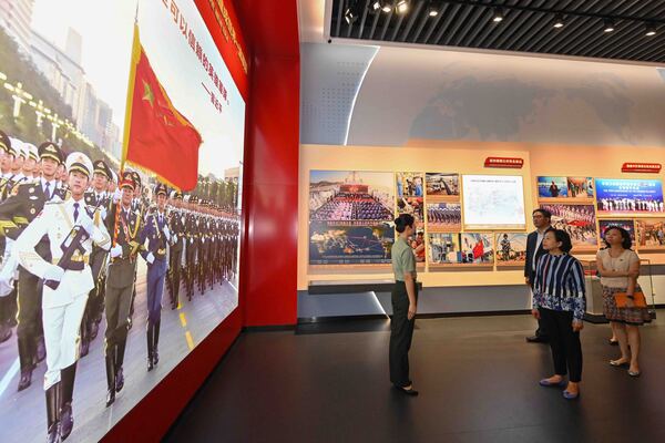 麥美娟參觀駐香港部隊展覽中心