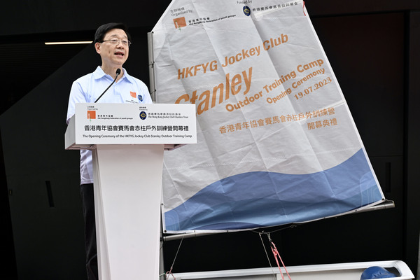 特首勉文憑試考生樂觀迎未來