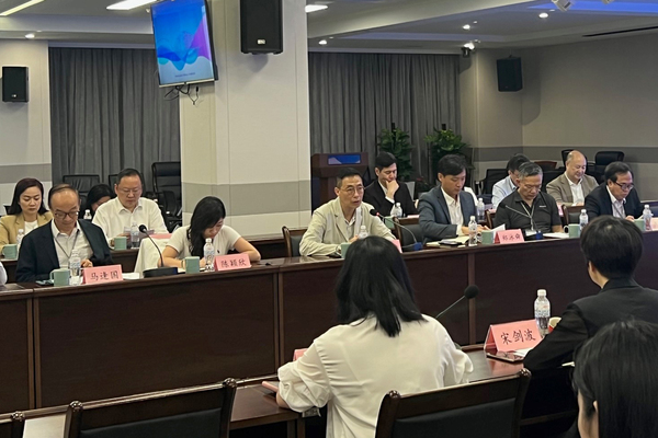 楊潤雄杭州參觀體育園地