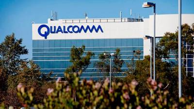 qualcomm-sees-sales-below-estimates-as-smartphone-slump-persists