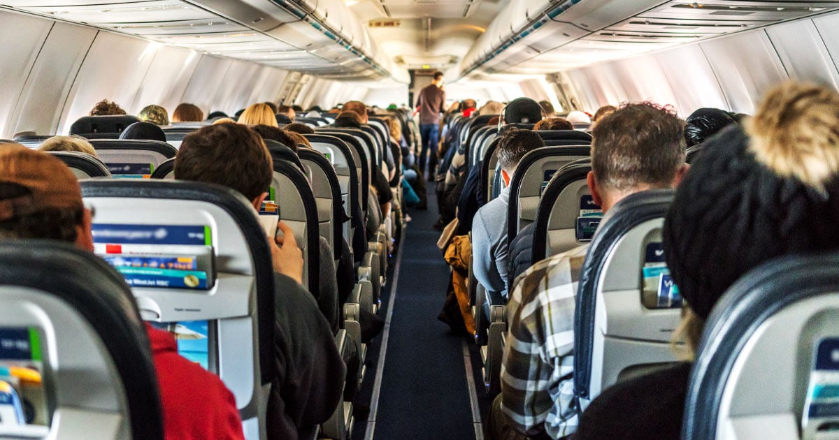 8-passengers-subdue-man-who-put-flight-attendant-into-chokehold