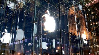 apple-sees-sales-slump-continuing,-shares-drop-2%