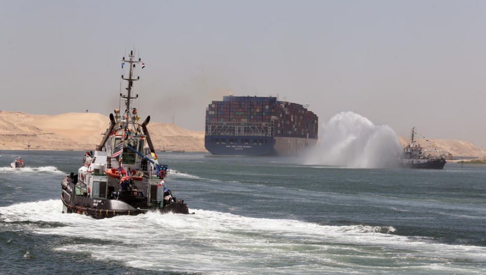 one-missing-after-tug-sinks-in-suez-collision-with-tanker