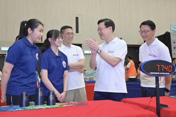 特首帶領官員參與全民運動日