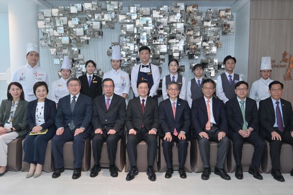 李家超訪國際廚藝學院