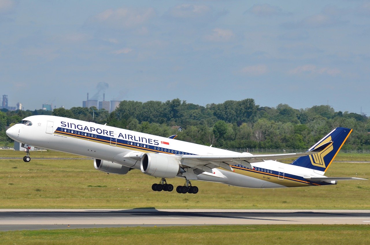hot-towels-are-coming-back-to-singapore-airlines-flights-(and-they’ll-smell-like-flowers)