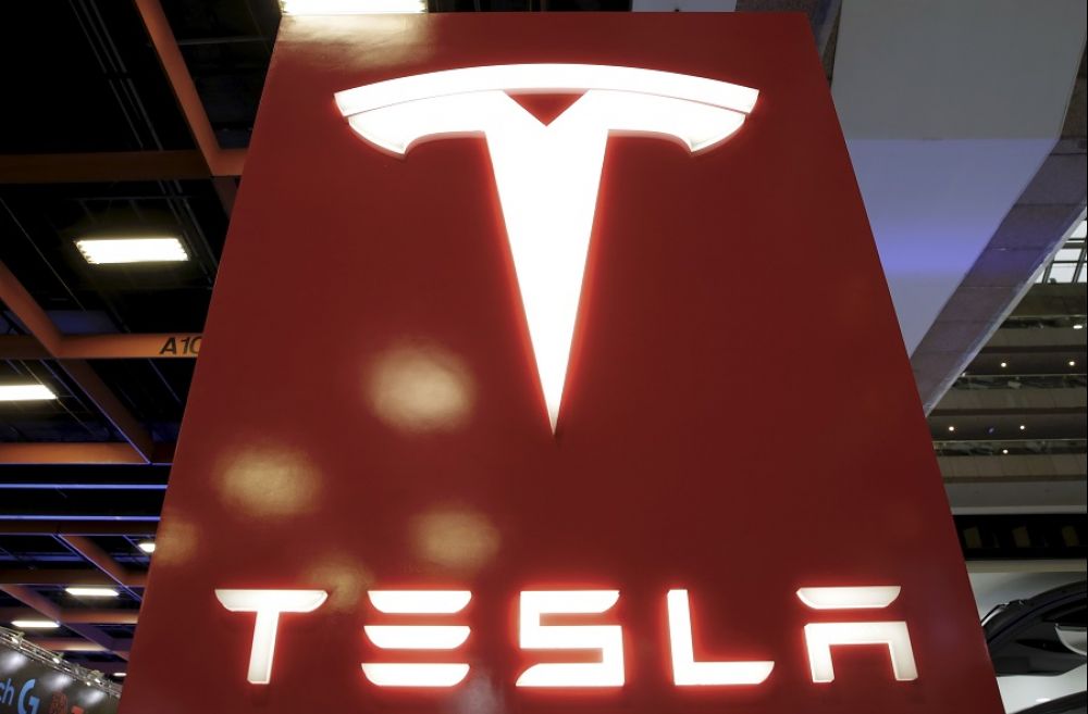 tesla-under-probe-over-musk-glass-house-project