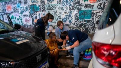 in-rio-wasteland,-health-teams-take-medical-care-to-homeless