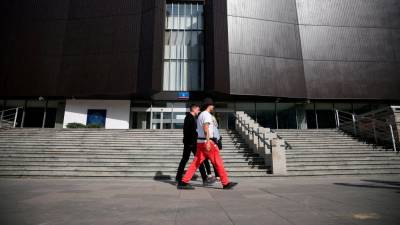 polish-central-bank-stuns-with-75-bps-rate-cut,-zloty-plunges