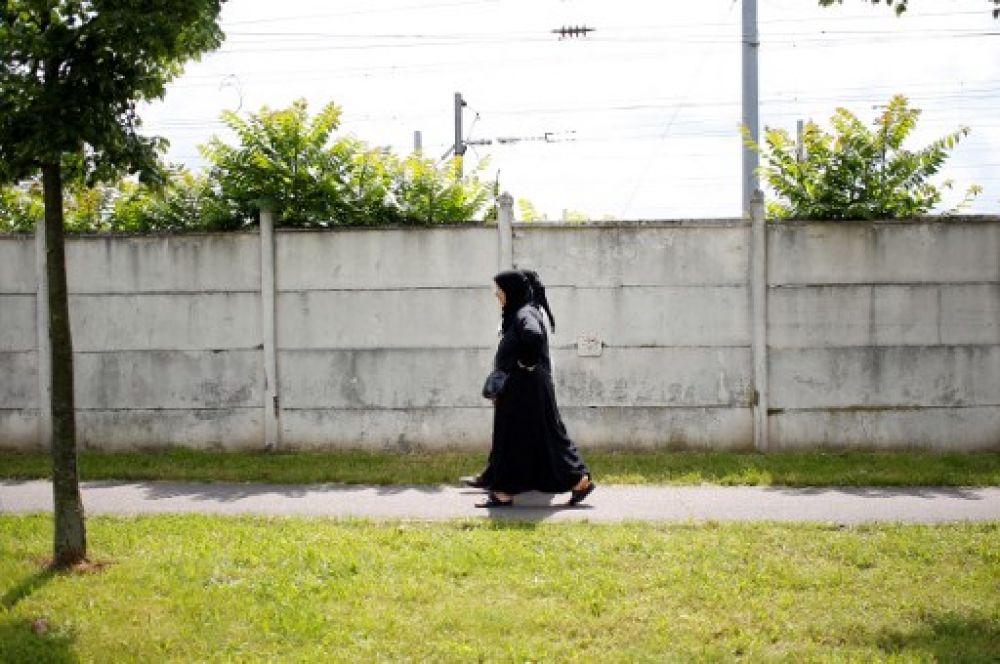 father-held-in-france-for-making-death-threats-over-muslim-abaya-ban
