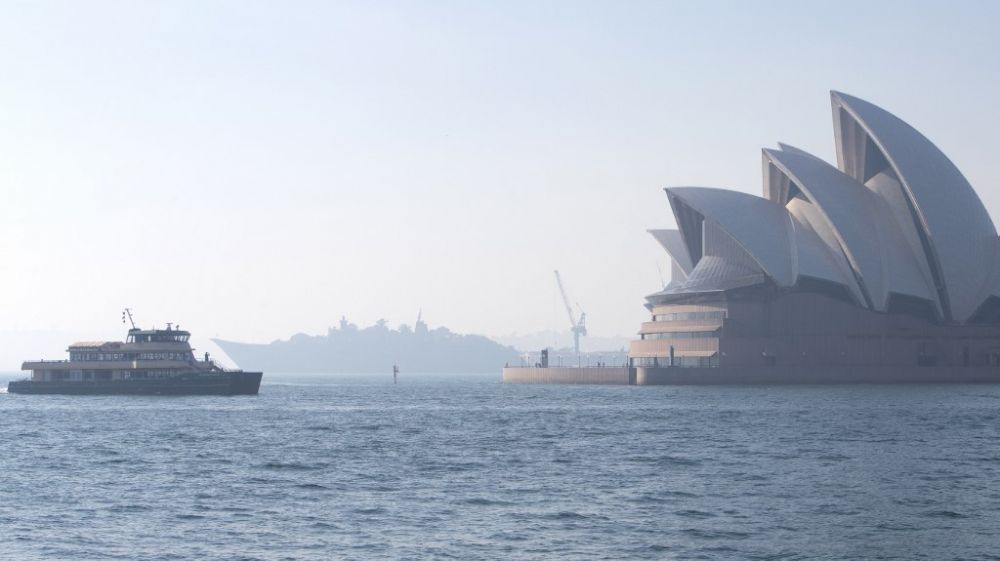 smoke-shrouds-sydney-landmarks-as-risky-bushfire-season-looms