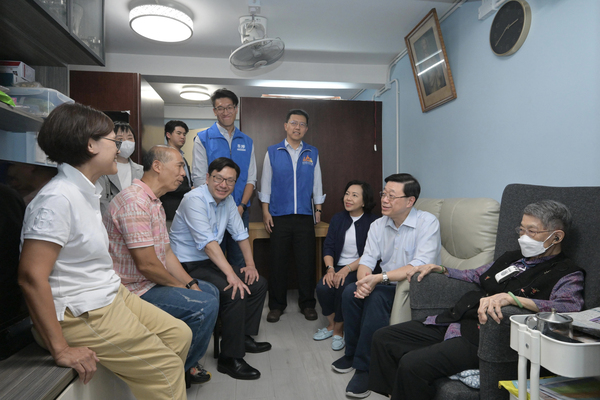 李家超區訪了解長者和照顧者所需