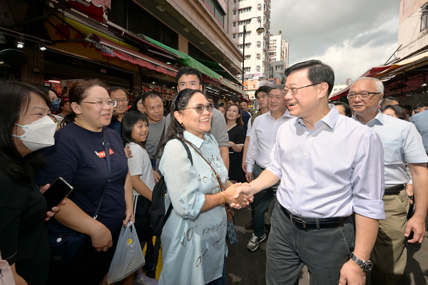 李家超訪元朗聽取市民意見