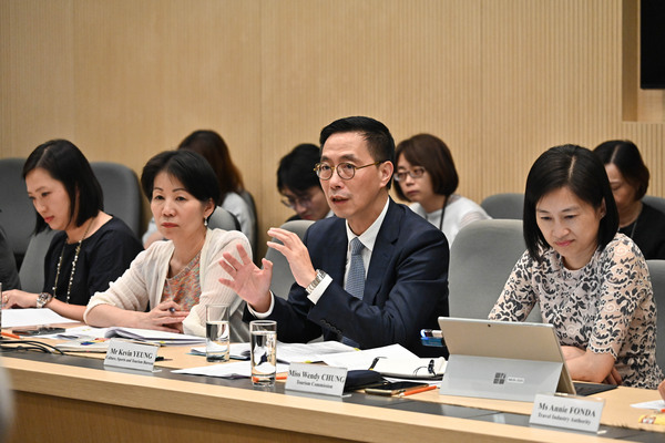 政府統籌黃金周訪港旅客協調工作