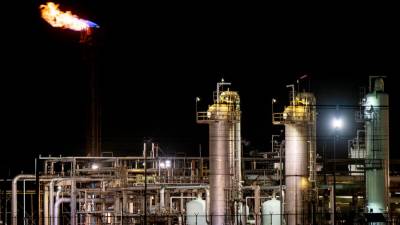 oil-skids-more-than-us$5-as-us-data-shows-weak-demand-for-petrol