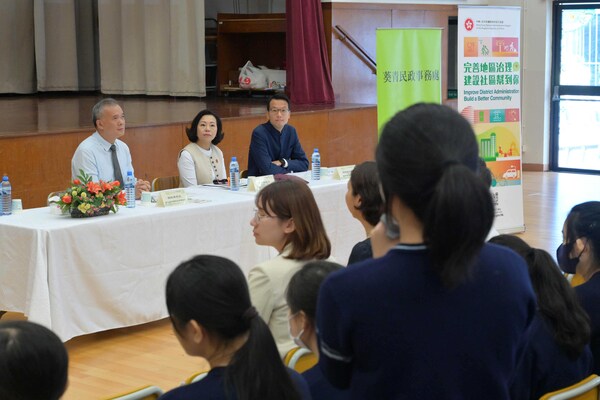 麥美娟到校園解說完善地區治理工作
