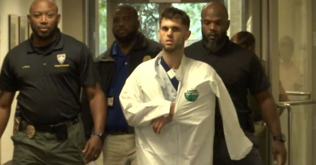 man-breaks-down-ex’s-door-with-sledgehammer,-opening-fire…gets-shot-twice-by-new-boyfriend