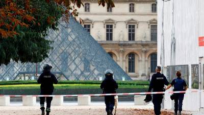 paris’-louvre-museum-abruptly-closes-its-doors-for-‘security-reasons’