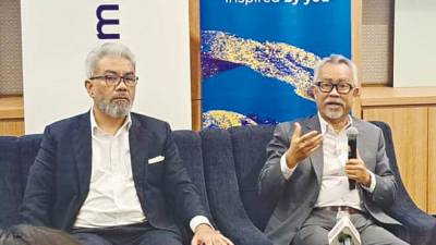 lead-development-of-enterprise-5g-solutions,-fahmi-tells-local-firms