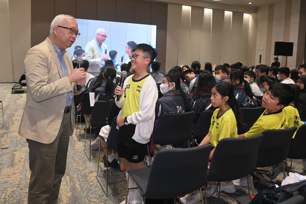 謝展寰與青少年探討環保議題