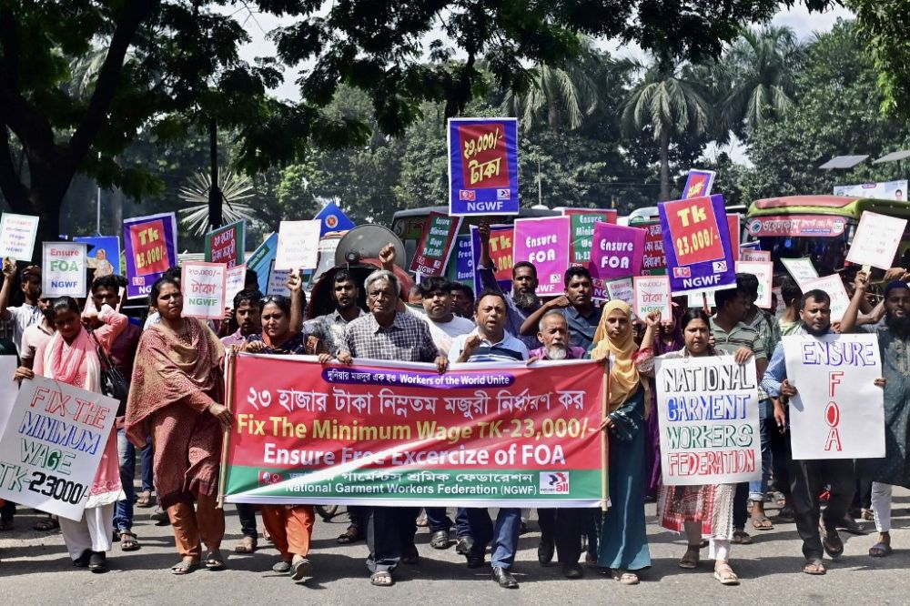 bangladesh-workers-damage-factories-in-protest
