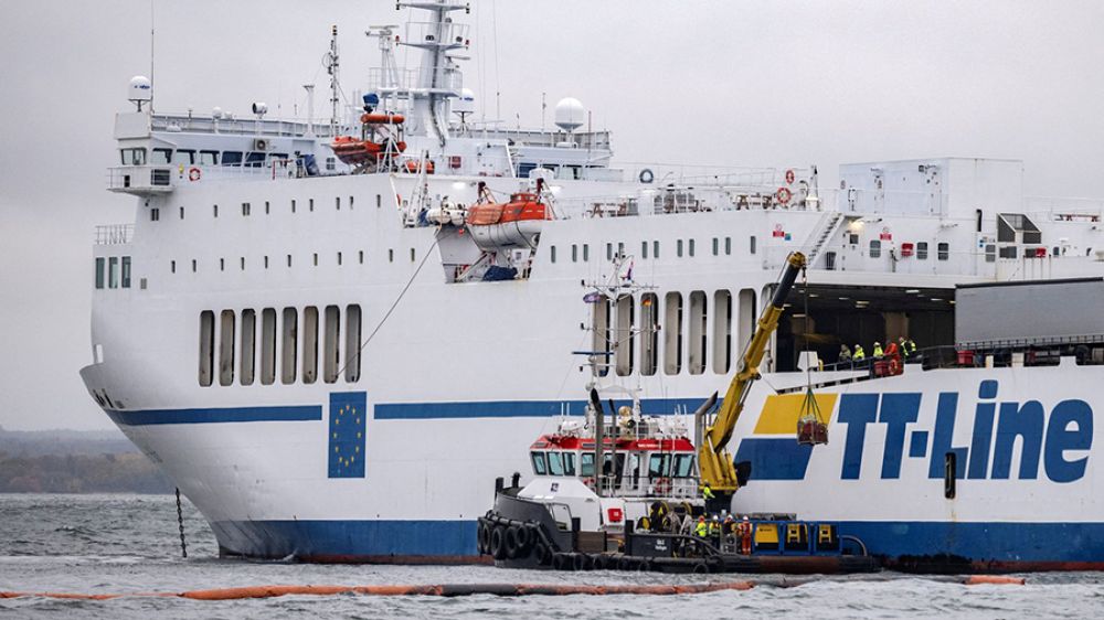 oil-spill-ferry-towed-to-port-in-sweden