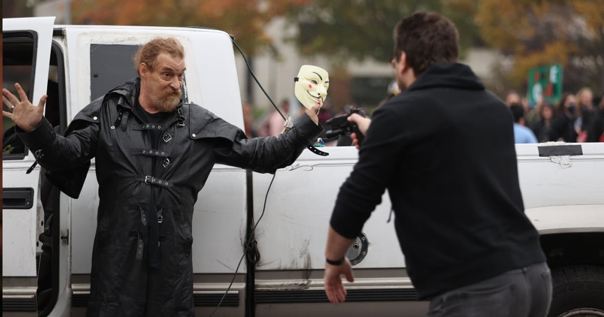 violent-counter-protestor-detained-at-gunpoint-by-armed-citizens