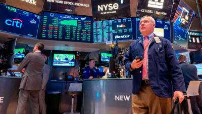 wall-street-indices-rally-on-bets-of-peak-us-interest-rates,-strong-earnings