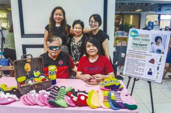blind-knitter-shows-her-fighting-spirit