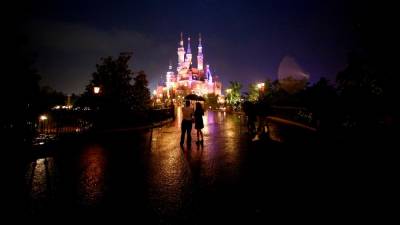 disney-theme-parks-strength-fuels-profit-beat,-offsets-ad-weakness