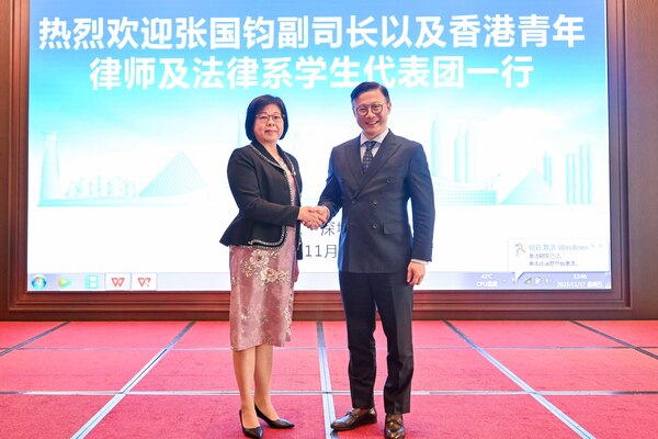 張國鈞率青年法律業界考察深圳