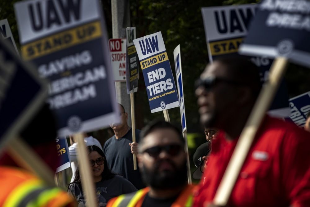 us-‘big-three’-auto-workers-ratify-overhauled-contracts
