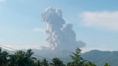 dukono-volcano-in-indonesia-erupted,-spewing-1,900-metre-high-ash-burst