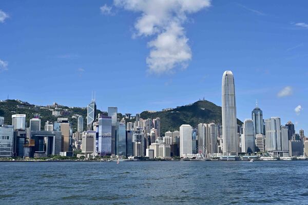 致力宣傳優勢-吸引人才來港