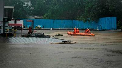 twelve-dies-in-tamil-nadu-due-to-heavy-rain,-cyclonic-storm-makes-landfall-in-south-india