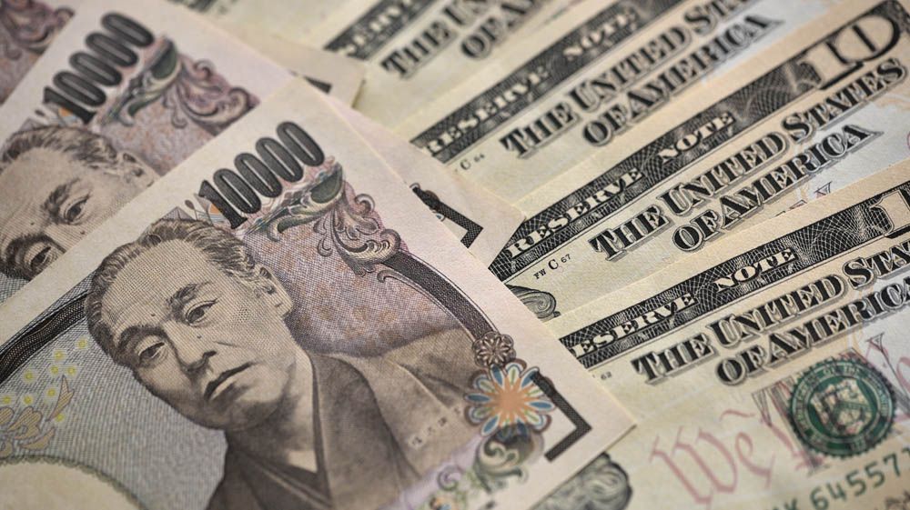 yen-falls-1%-v-greenback-as-bank-of-japan-tightening-bets-fade