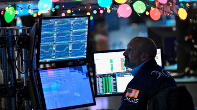 dow-scores-second-record-close-in-a-row-on-lower-rate-bets