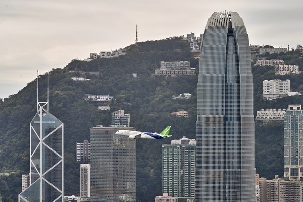 c919飛越維港