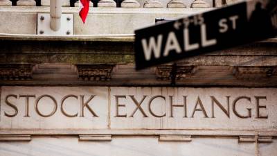 wall-street-ends-higher,-extending-rate-cut-rally