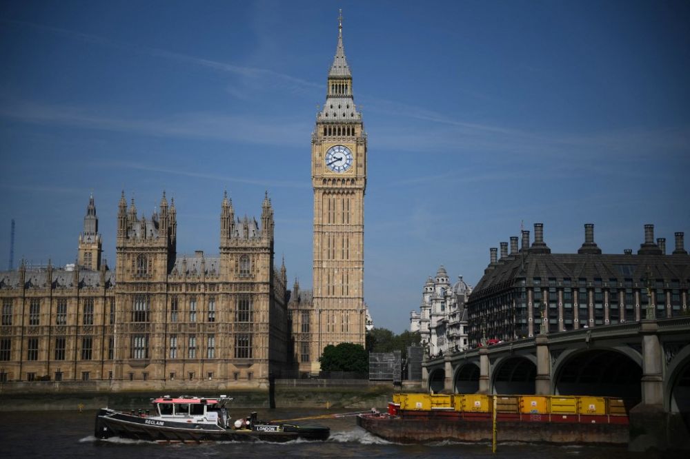 britain’s-big-ben-marks-100-years-of-new-year-‘bongs’
