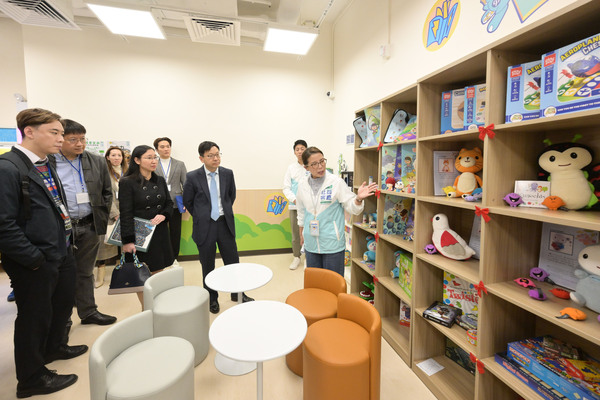扶貧委員會參觀深水埗社區客廳