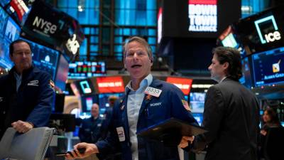 s&p-500-and-nasdaq-extend-skid,-dow-higher-on-financials